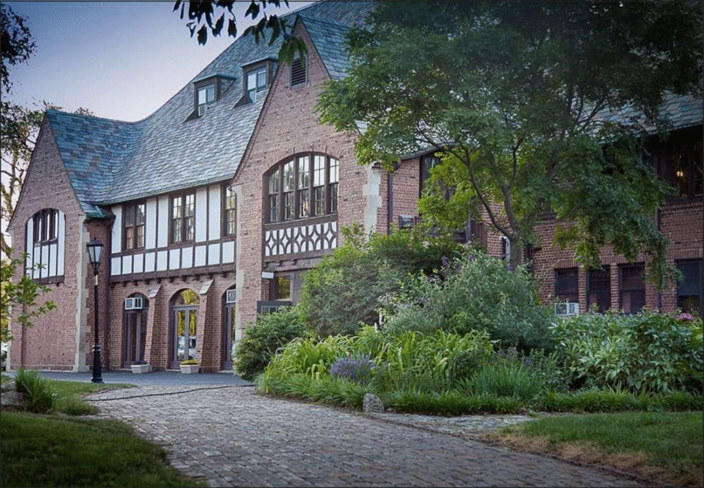 Chicago Town & Tennis Club / Unity Church © Dan Paterno / PaternoGroup.com OVERVIEW